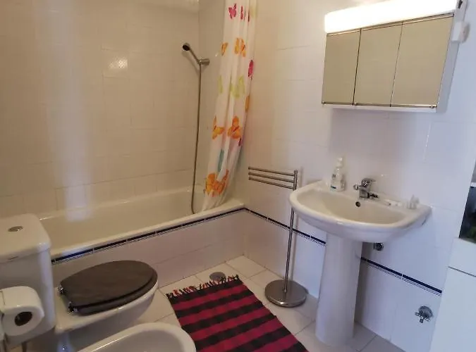 Terrain De Tennis/piscine 800m De La