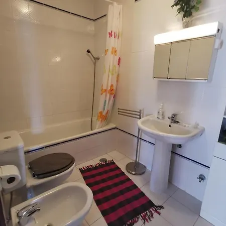 Terrain De Tennis/piscine 800m De La